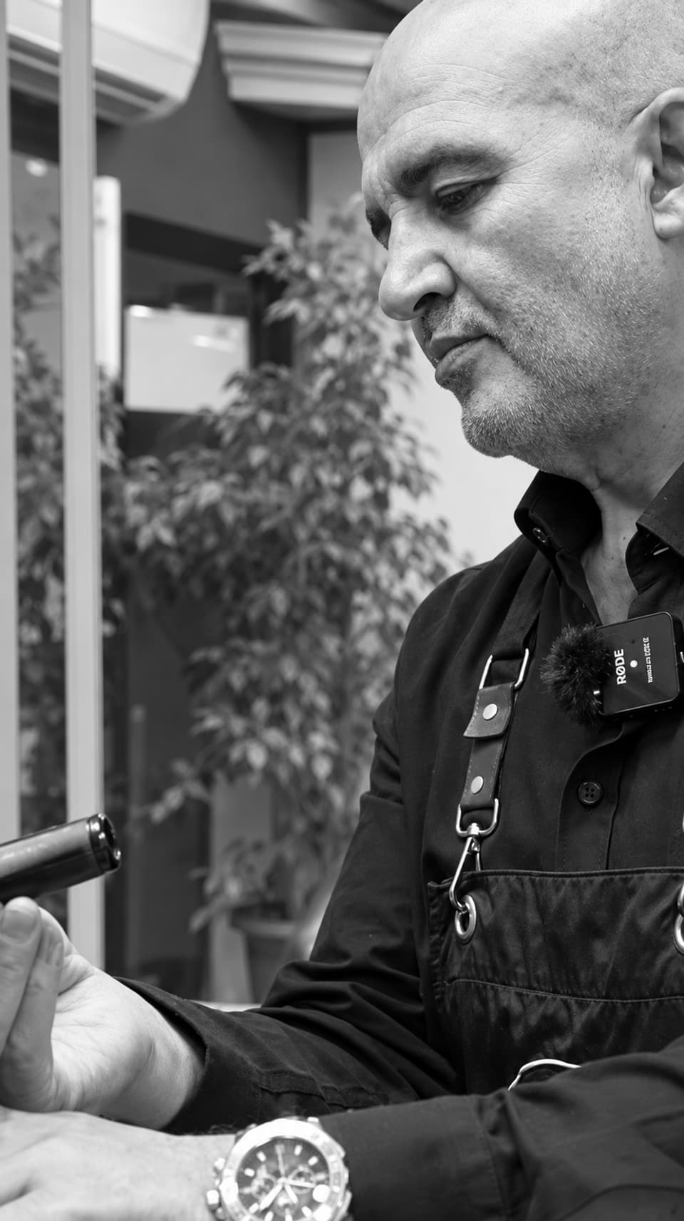 Siyah önlüklü Ali Durmuş'un yandan çekilmiş siyah-beyaz portresi